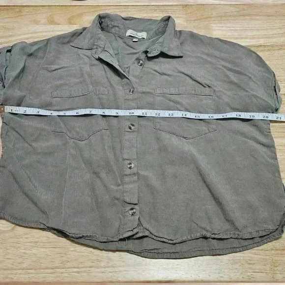 Thread and Supply Women's Size S Button-up Crop Shirt - Picture 7 of 8
